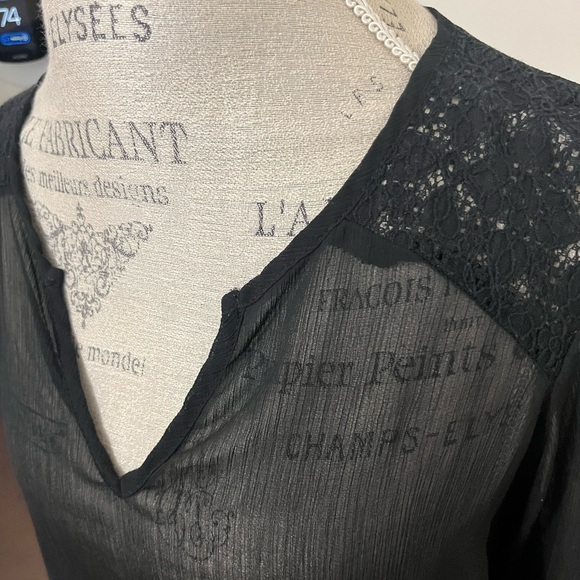 Black sheer v-neck flowy long-sleeved blouse - Picture 2 of 7